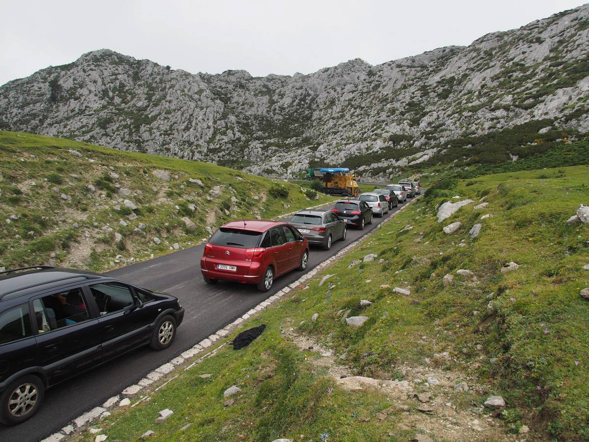 Colapso en la carretera a los Lagos de Covadonga