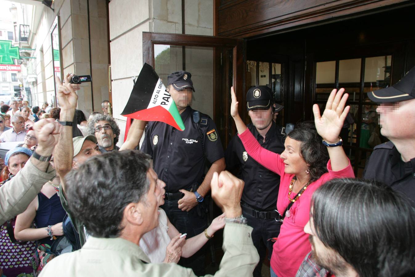 Las imágenes de la protesta contra Israel a las puertas del Jovellanos