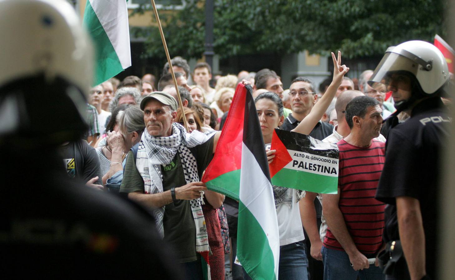 Las imágenes de la protesta contra Israel a las puertas del Jovellanos