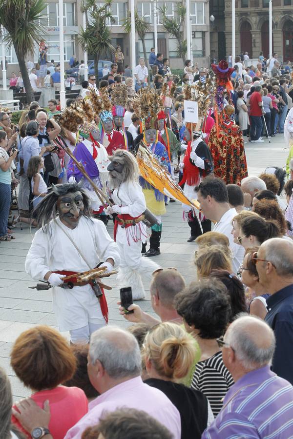 Mascarada ibérica por el Pseo del Muro