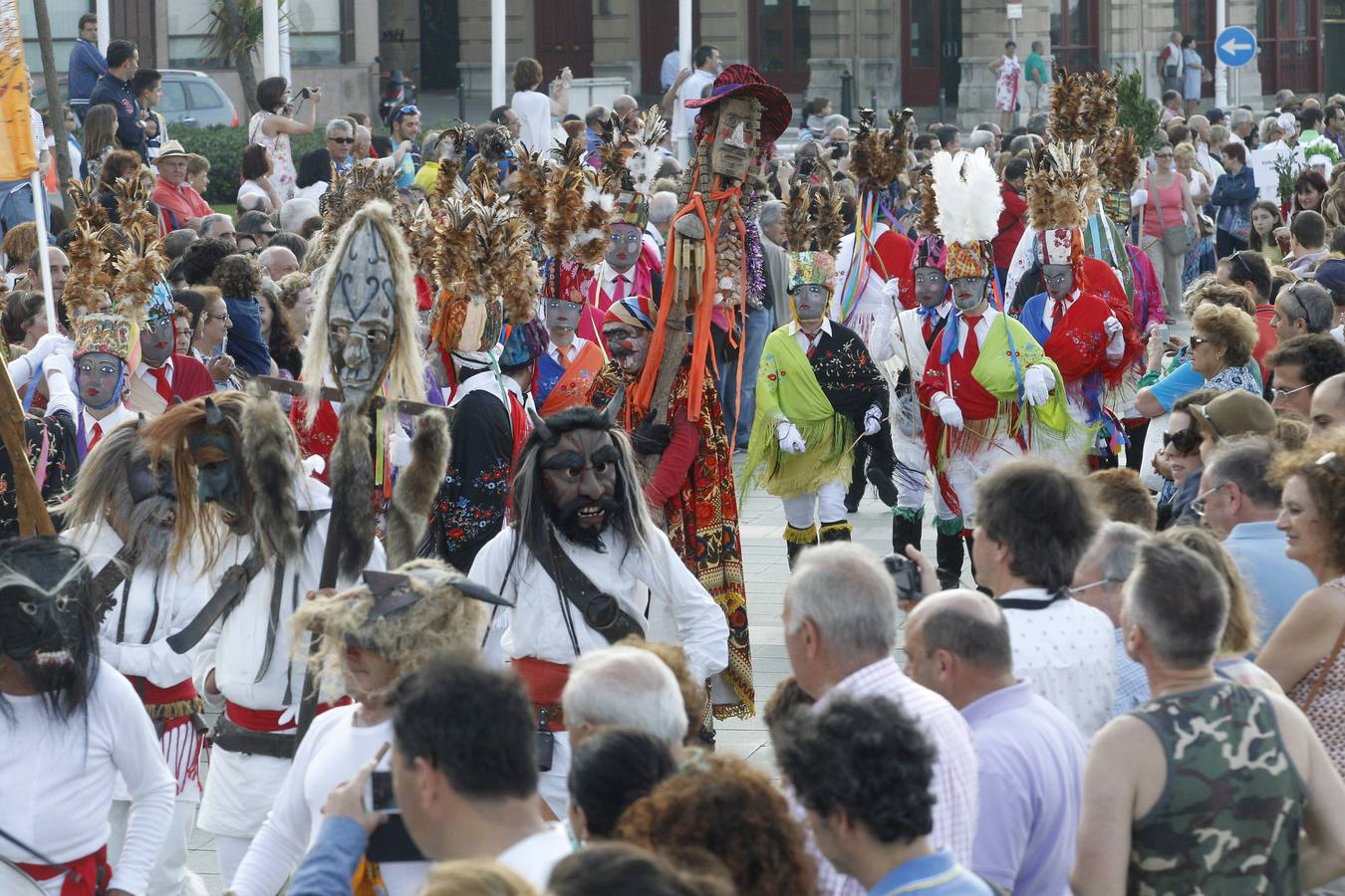 Mascarada ibérica por el Pseo del Muro