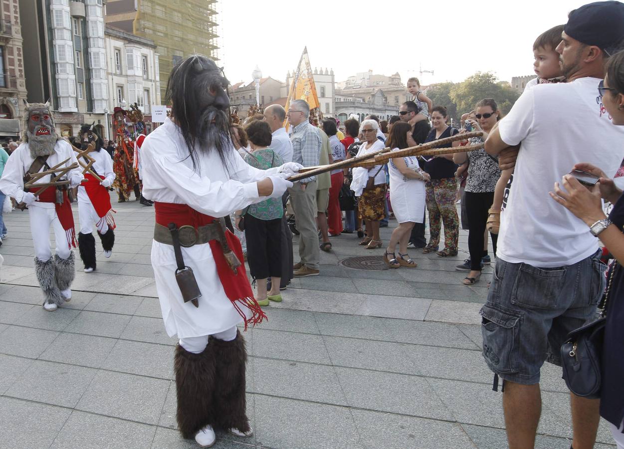 Mascarada ibérica por el Pseo del Muro