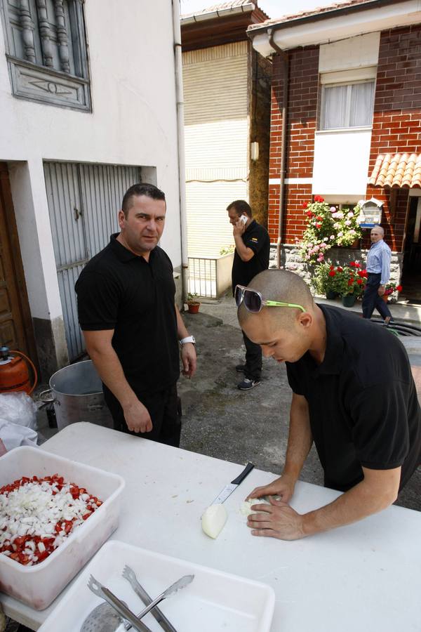 El mercado tradicional de Murias triunfa por su variedad