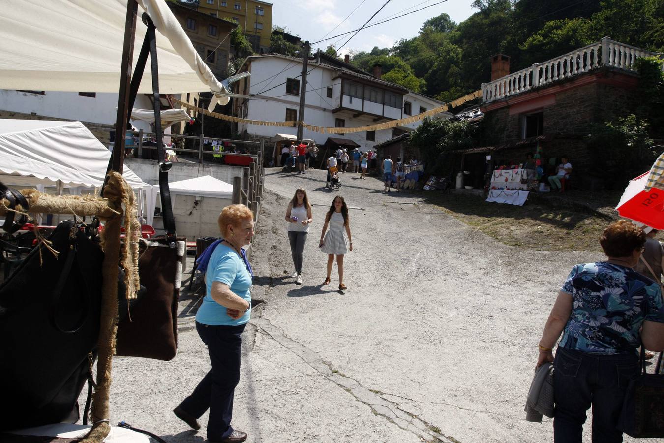 El mercado tradicional de Murias triunfa por su variedad
