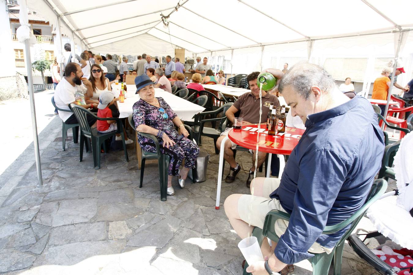 El mercado tradicional de Murias triunfa por su variedad