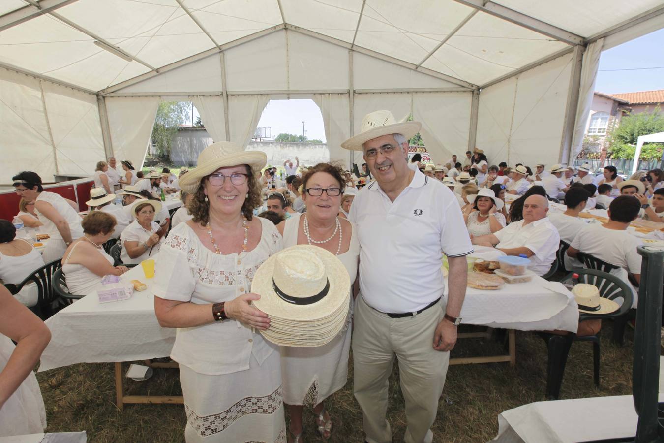 La fiesta del Indiano en Trasona se viste de Blanco