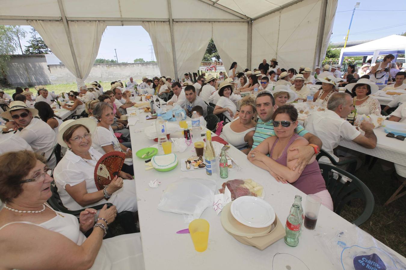 La fiesta del Indiano en Trasona se viste de Blanco