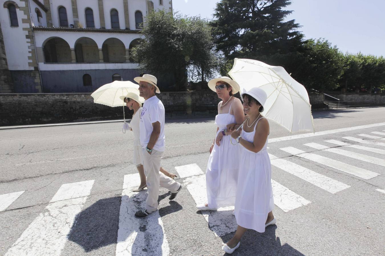 La fiesta del Indiano en Trasona se viste de Blanco