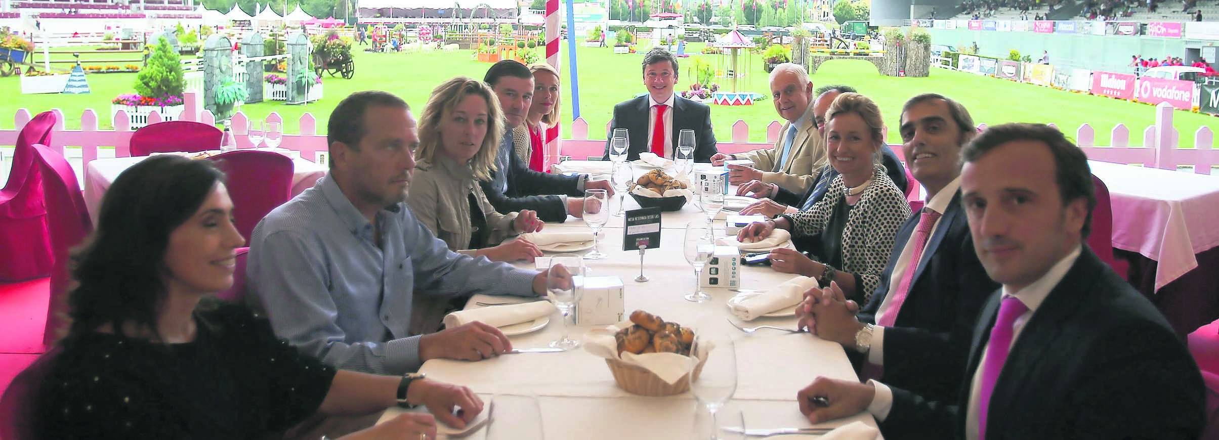 el director de Vodafine Asturias, Juan Manuel Navarro, preside la comida de su empresa ayer en Las Mestas.