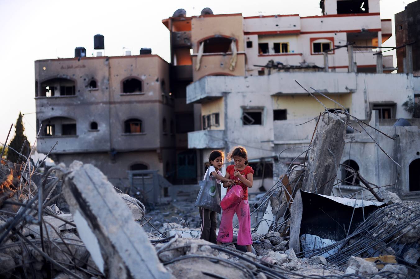 Sin hogar en Gaza. Unas niñas sobre los escombreso de su vivienda.