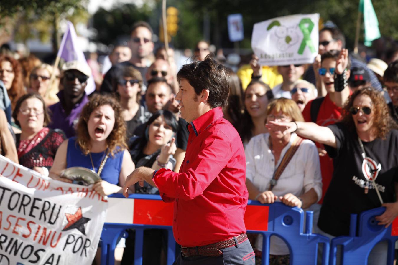 Manifestación antitaurina a las puertas de El Bibio