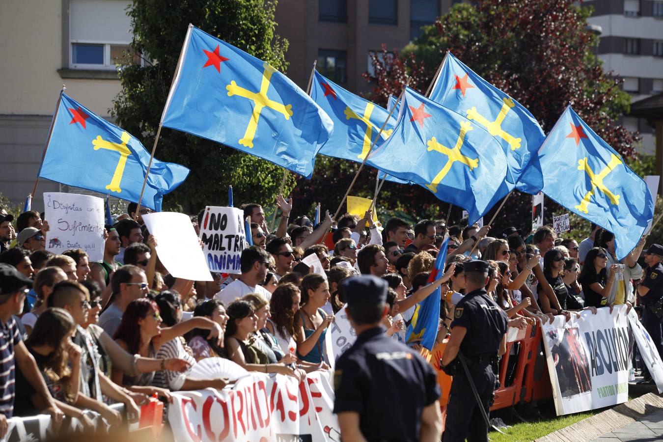 Manifestación antitaurina a las puertas de El Bibio