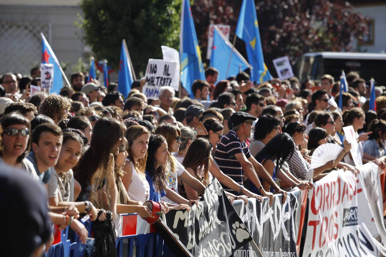 Manifestación antitaurina a las puertas de El Bibio