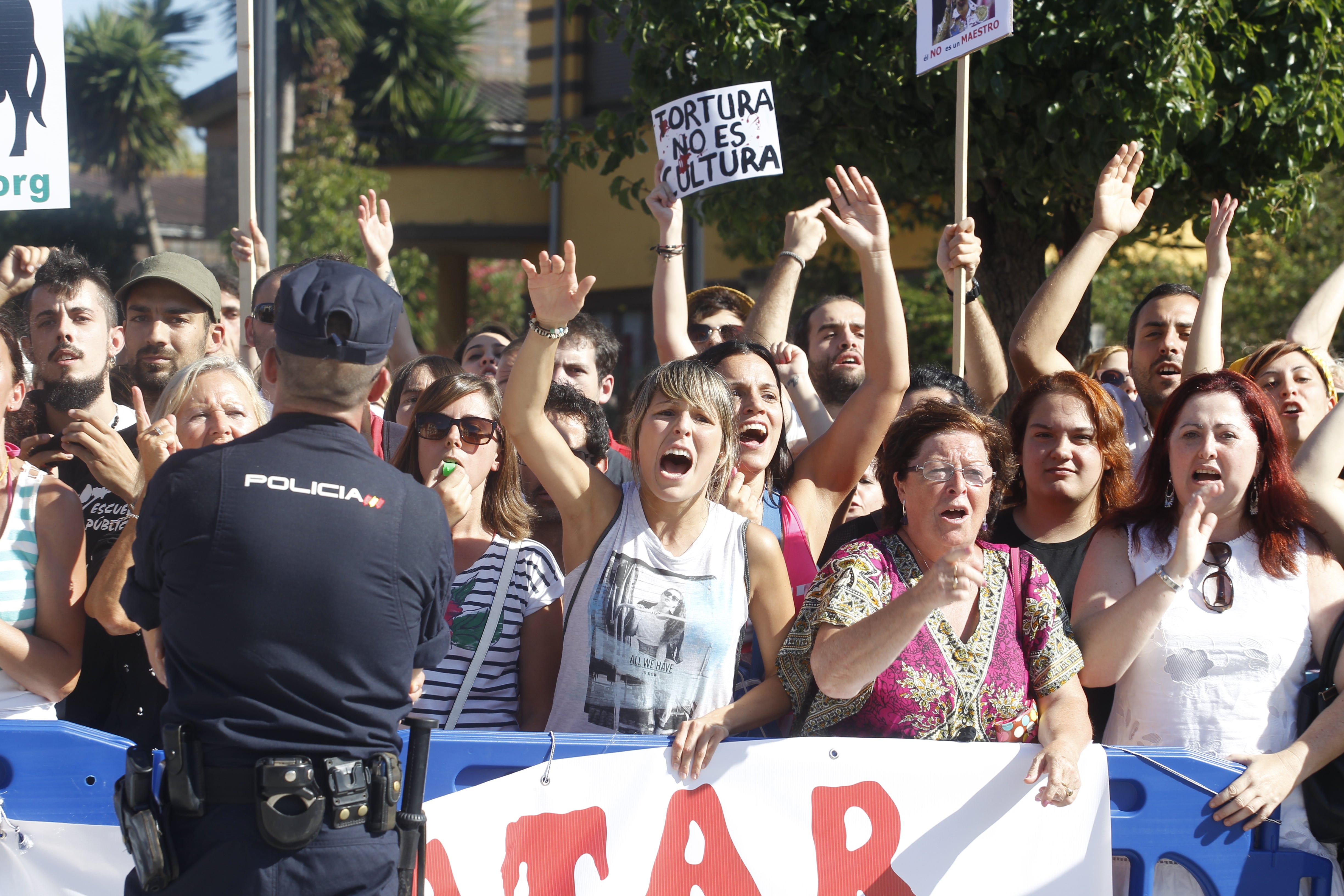 Manifestación antitaurina a las puertas de El Bibio