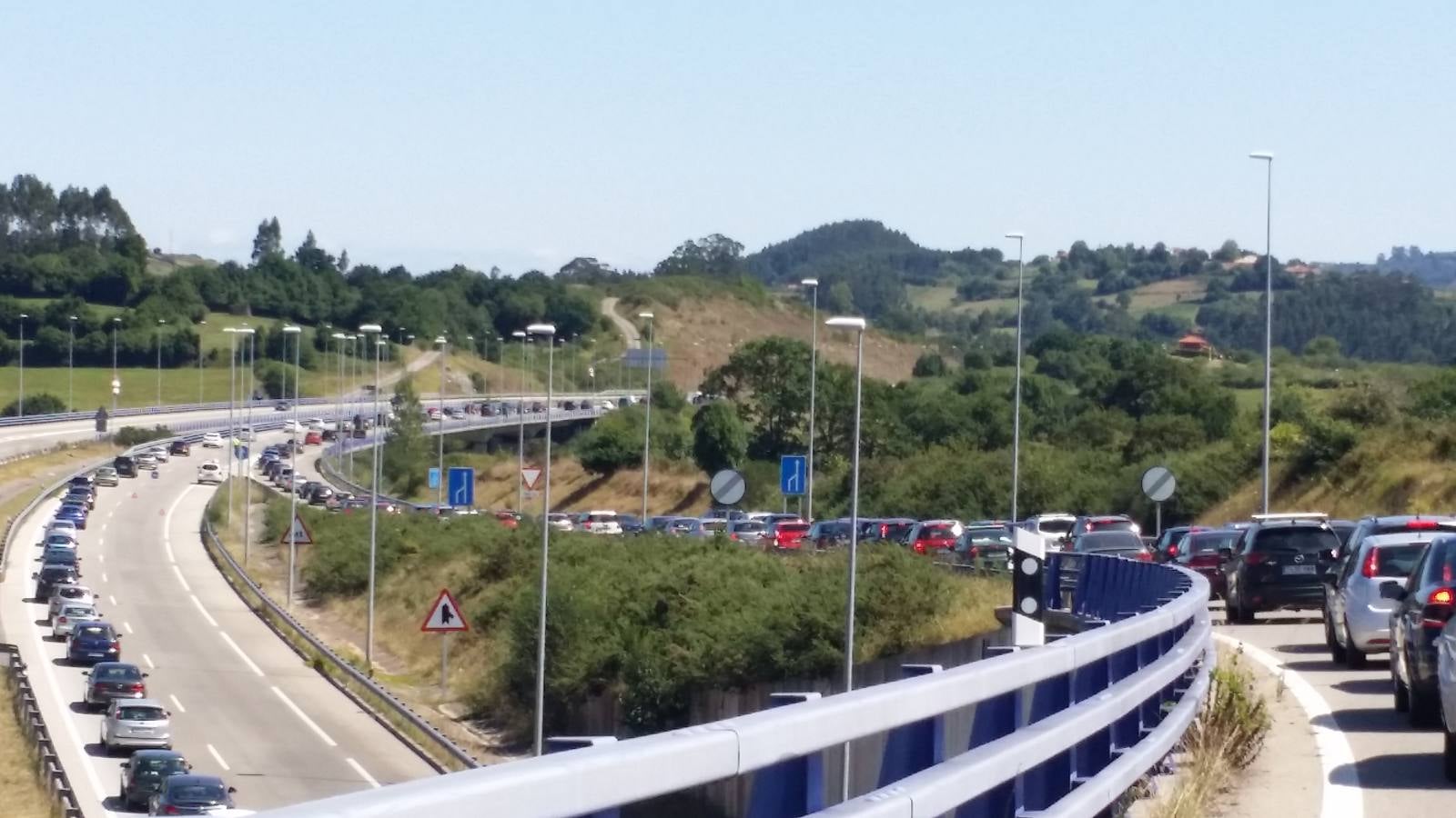 Colapso del tráfico en la Autovía del Cantábrico