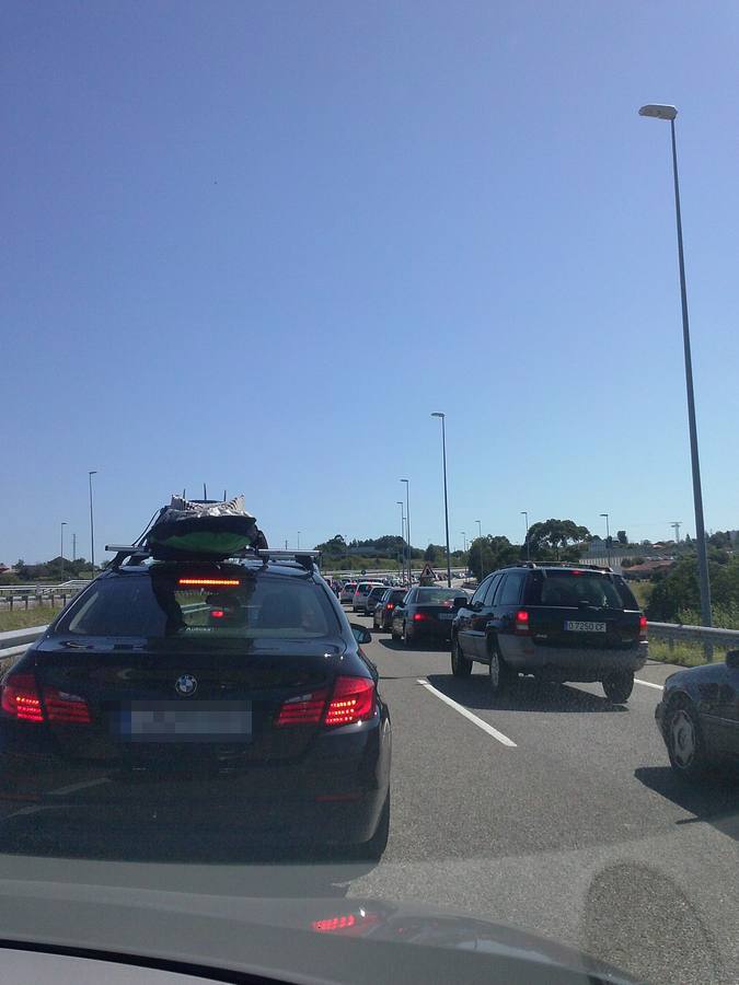 Colapso del tráfico en la Autovía del Cantábrico
