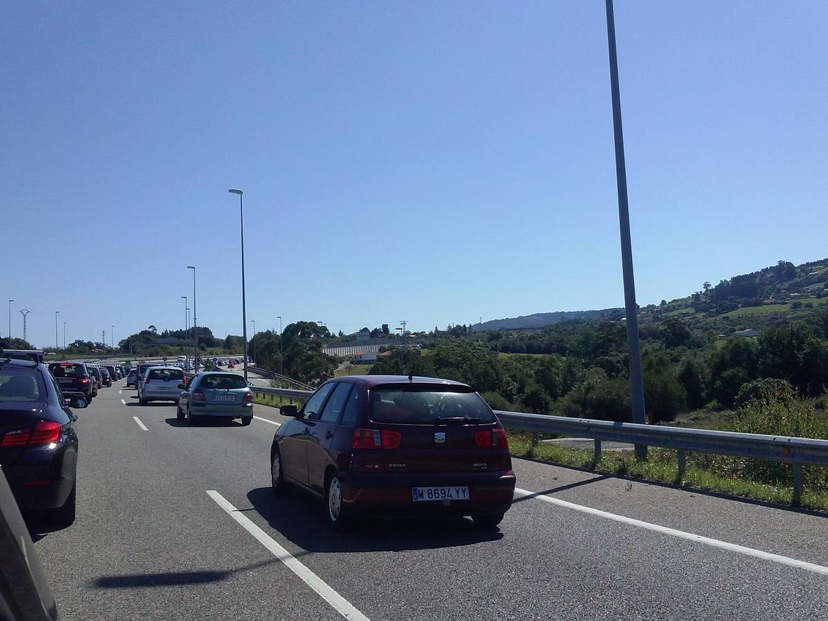 Colapso del tráfico en la Autovía del Cantábrico