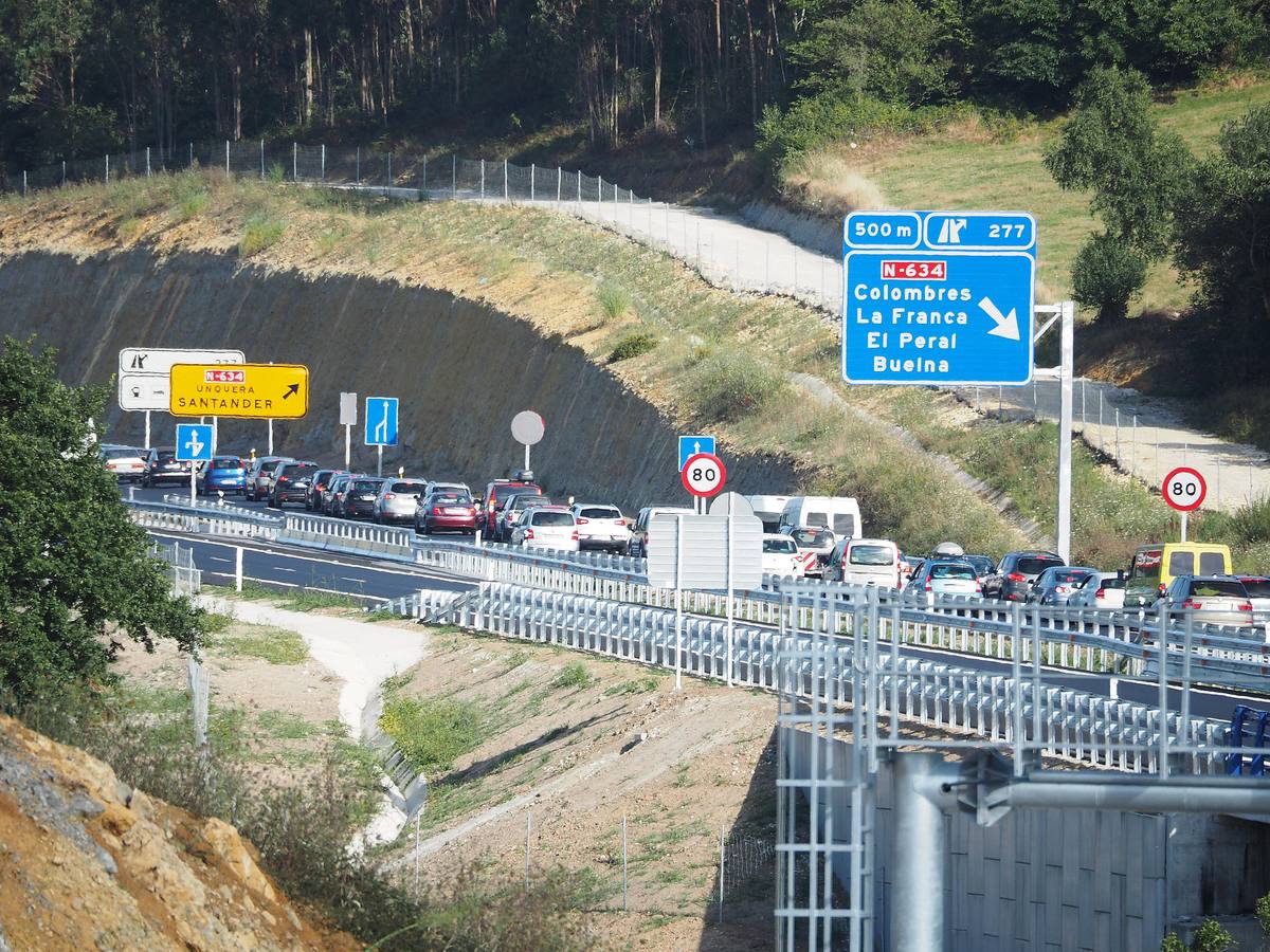 Colapso del tráfico en la Autovía del Cantábrico