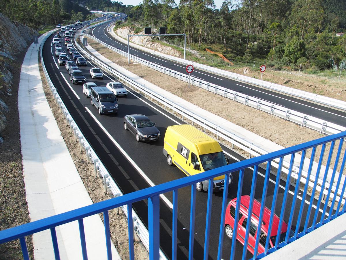 Colapso del tráfico en la Autovía del Cantábrico