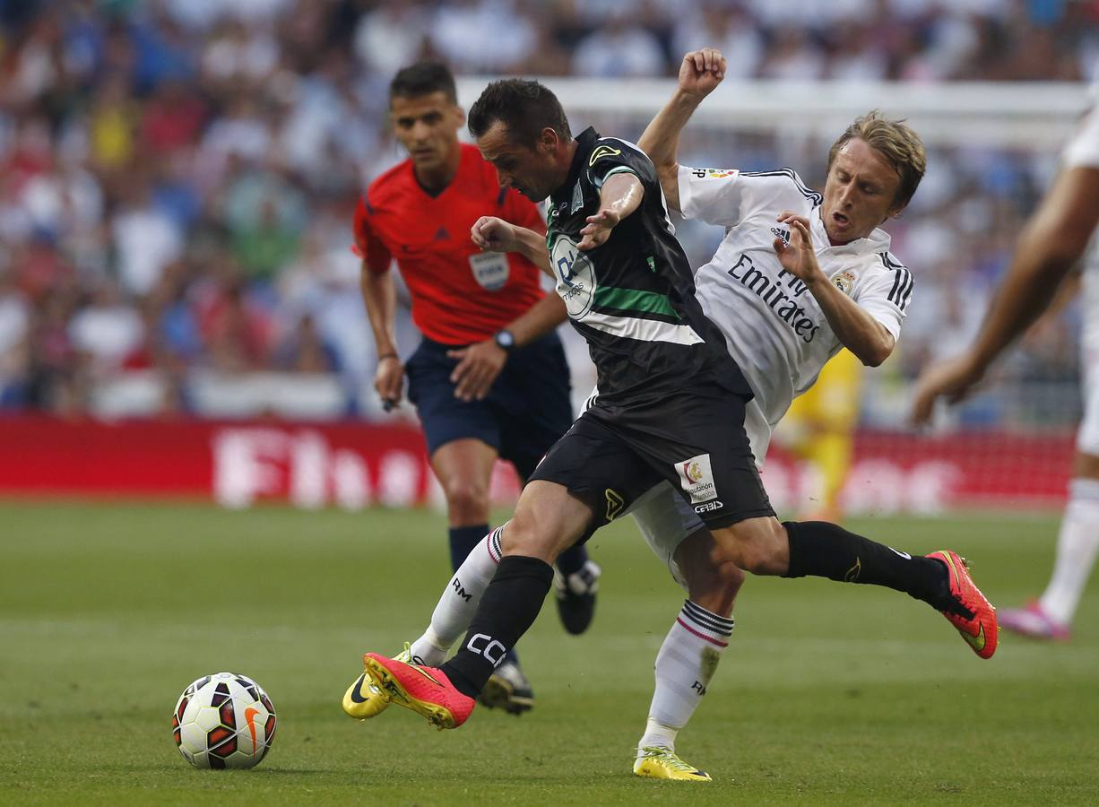 José María López (delante) lucha un balón con Modric.