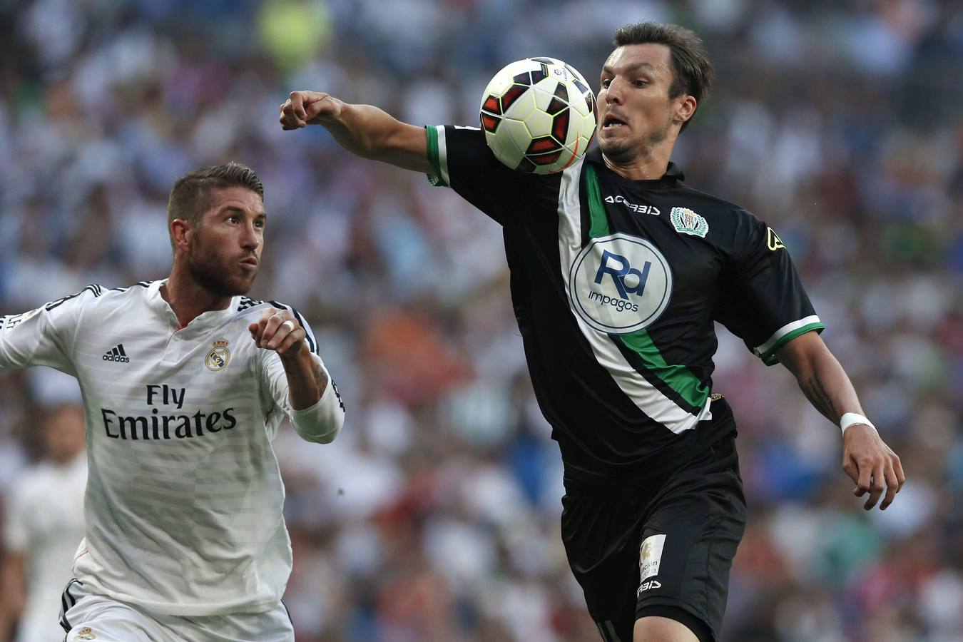 Mike Havenaar (i) controla un balón ante Sergio Ramos.