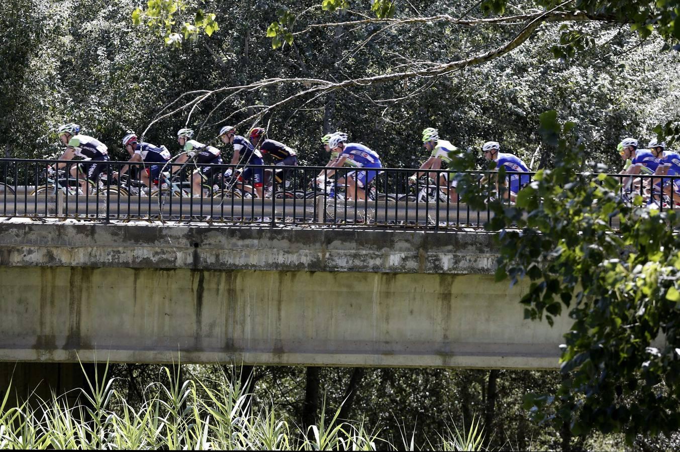 El 'grupetto' cruza un puente durante los 164,7 kilómetros de la jornada.