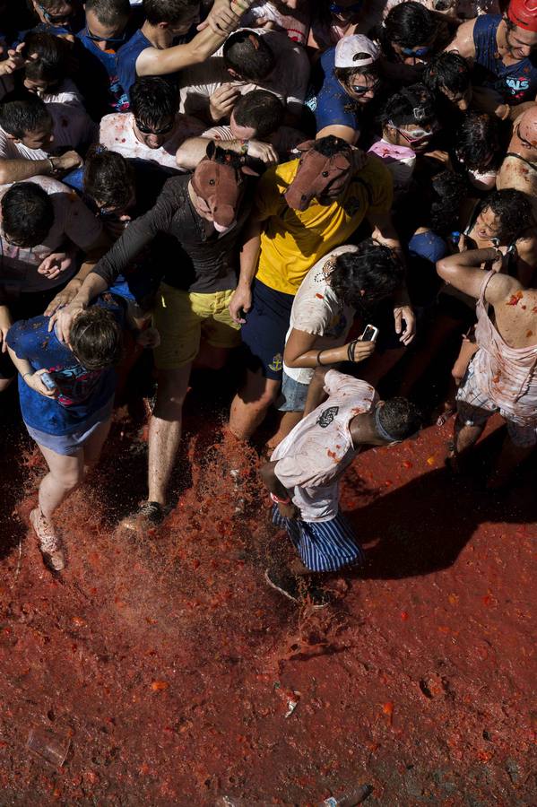 La Tomatina vuelve a teñir de rojo Buñol