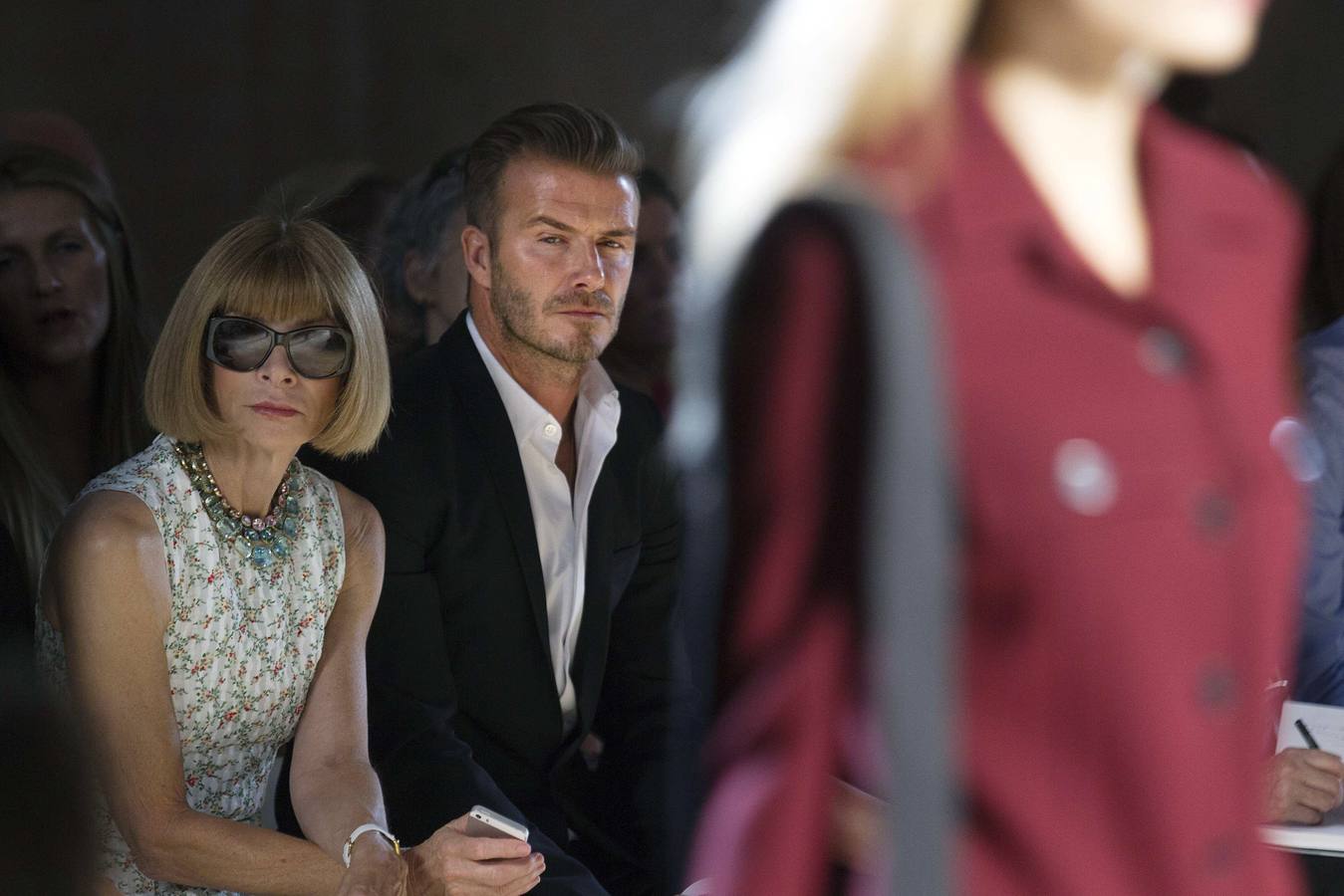 Su marido y Anna Wintour, en primera fila. La editora jefe de Vogue, Anna Wintour, y David Beckham, presenciaron el defile en primera fila.