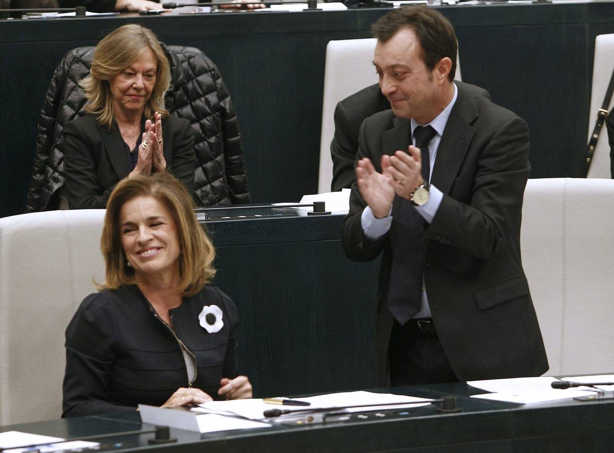 Ana Botella recibe el aplauso del por entonces vicealcalde Manuel Cobo, durante el Pleno extraordinario en el que fue elegida alcaldesa.