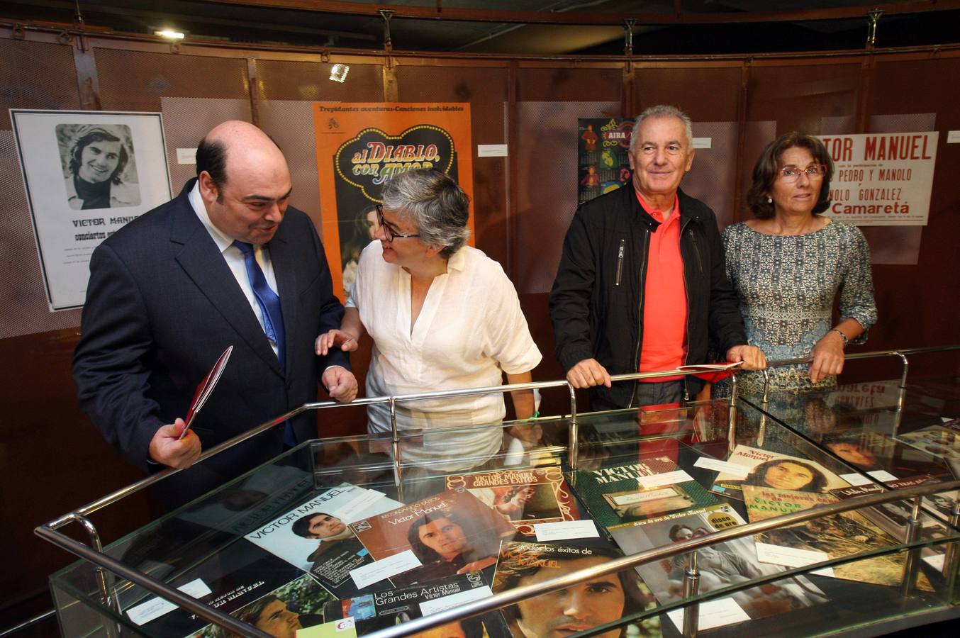 Una exposición en Oviedo recorre los 50 años de Víctor Manuel en la música