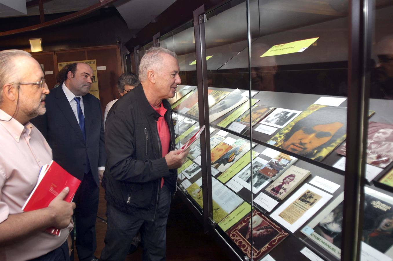 Una exposición en Oviedo recorre los 50 años de Víctor Manuel en la música