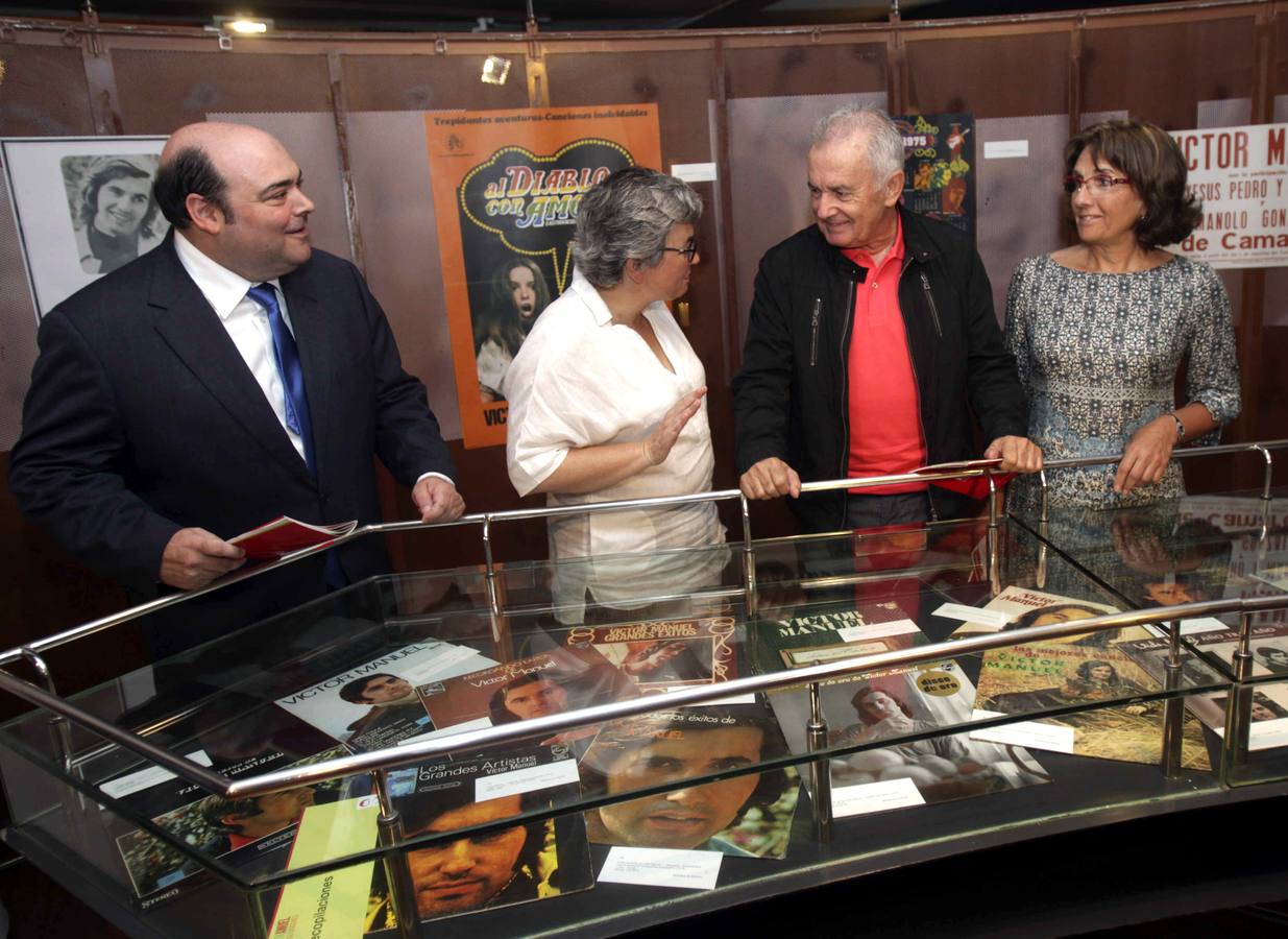 Una exposición en Oviedo recorre los 50 años de Víctor Manuel en la música