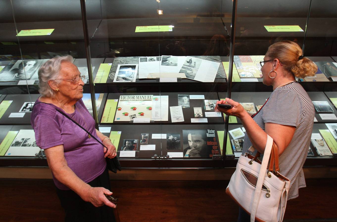 Una exposición en Oviedo recorre los 50 años de Víctor Manuel en la música