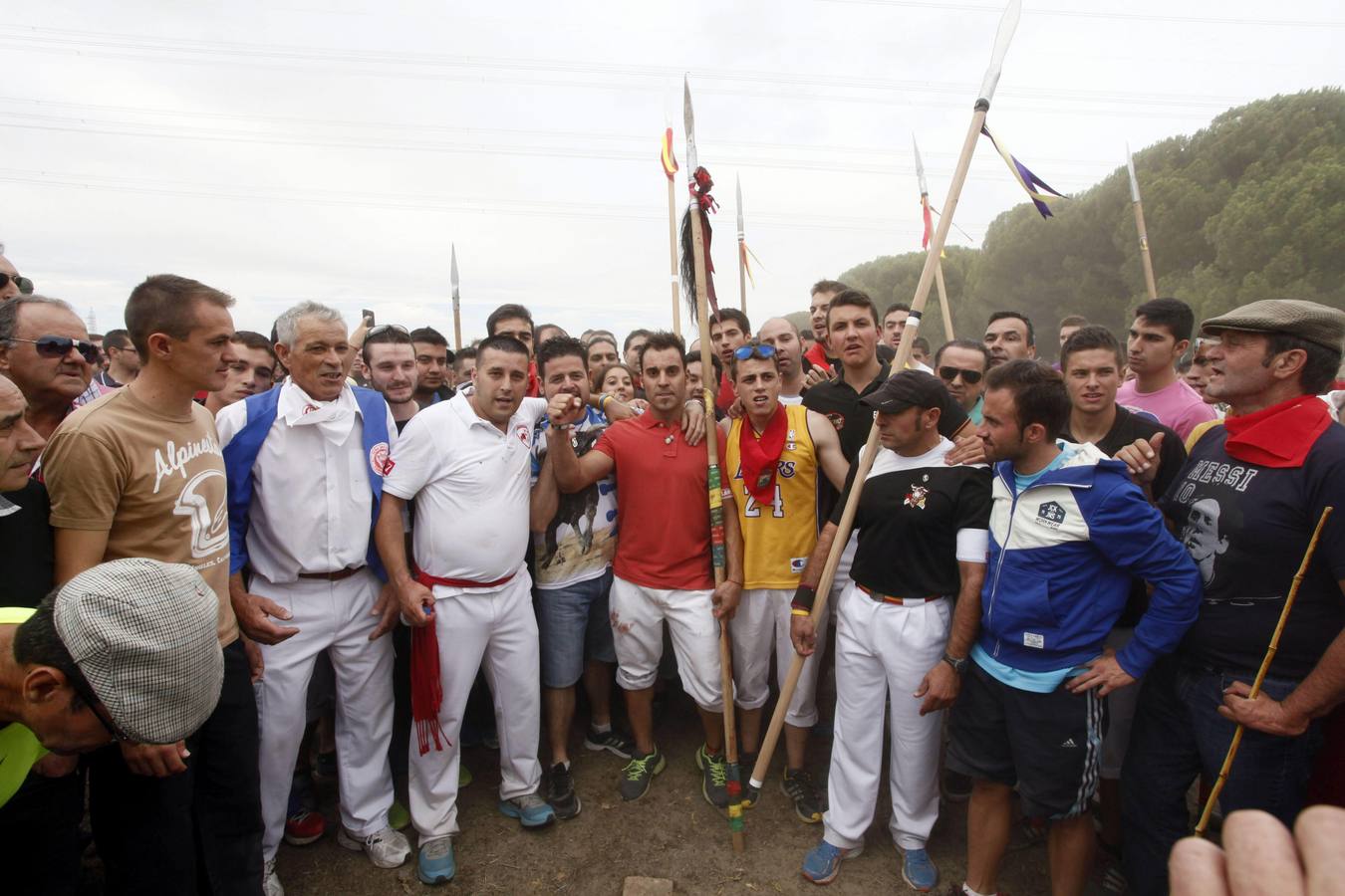 'Portu', en el centro vestido de rojo, aclamado como ganador del Torneo del Toro de la Vega.