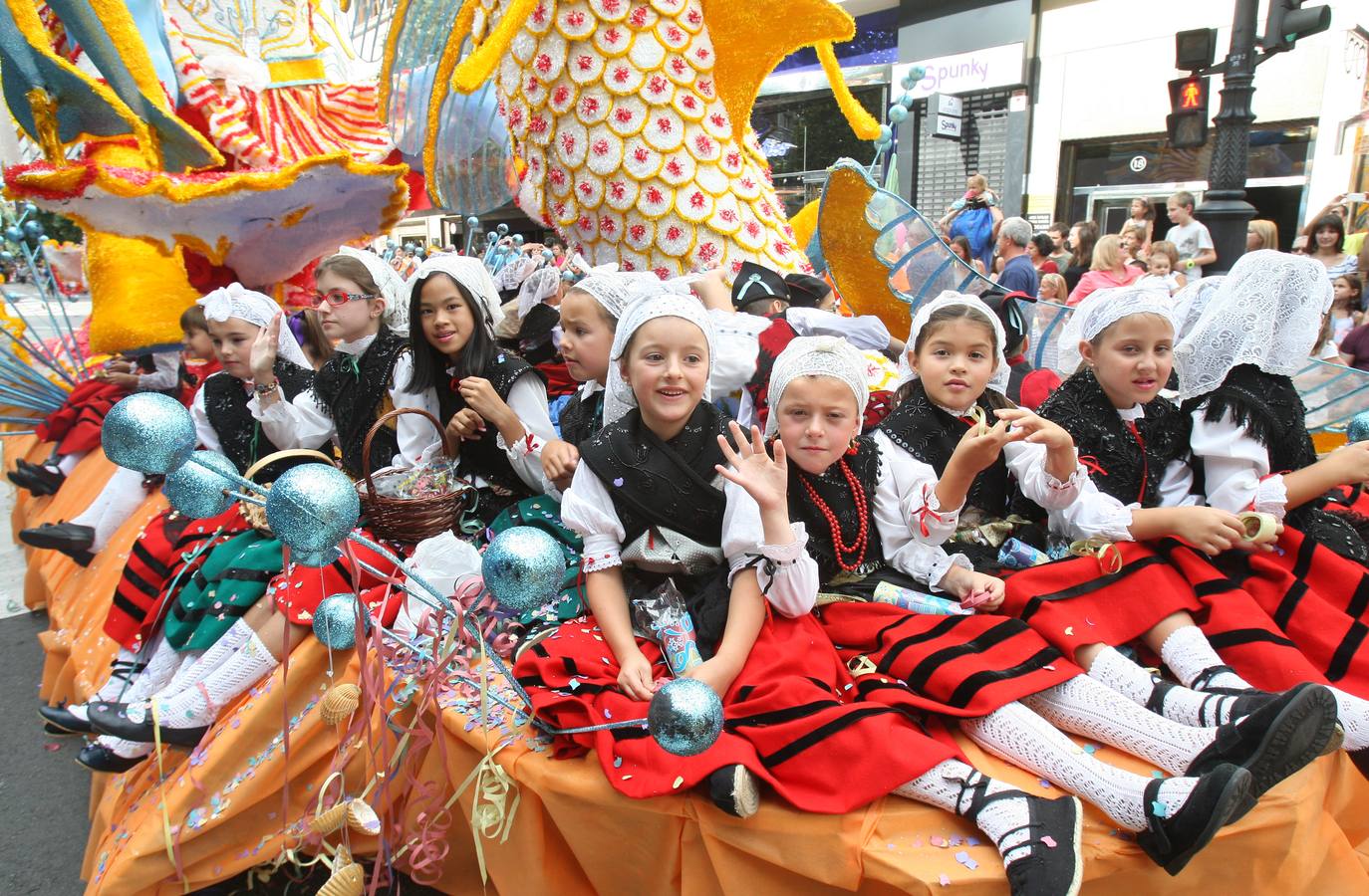 ¿Estuviste en el Desfile del Día de América en Asturias? ¡Búscate! (II)