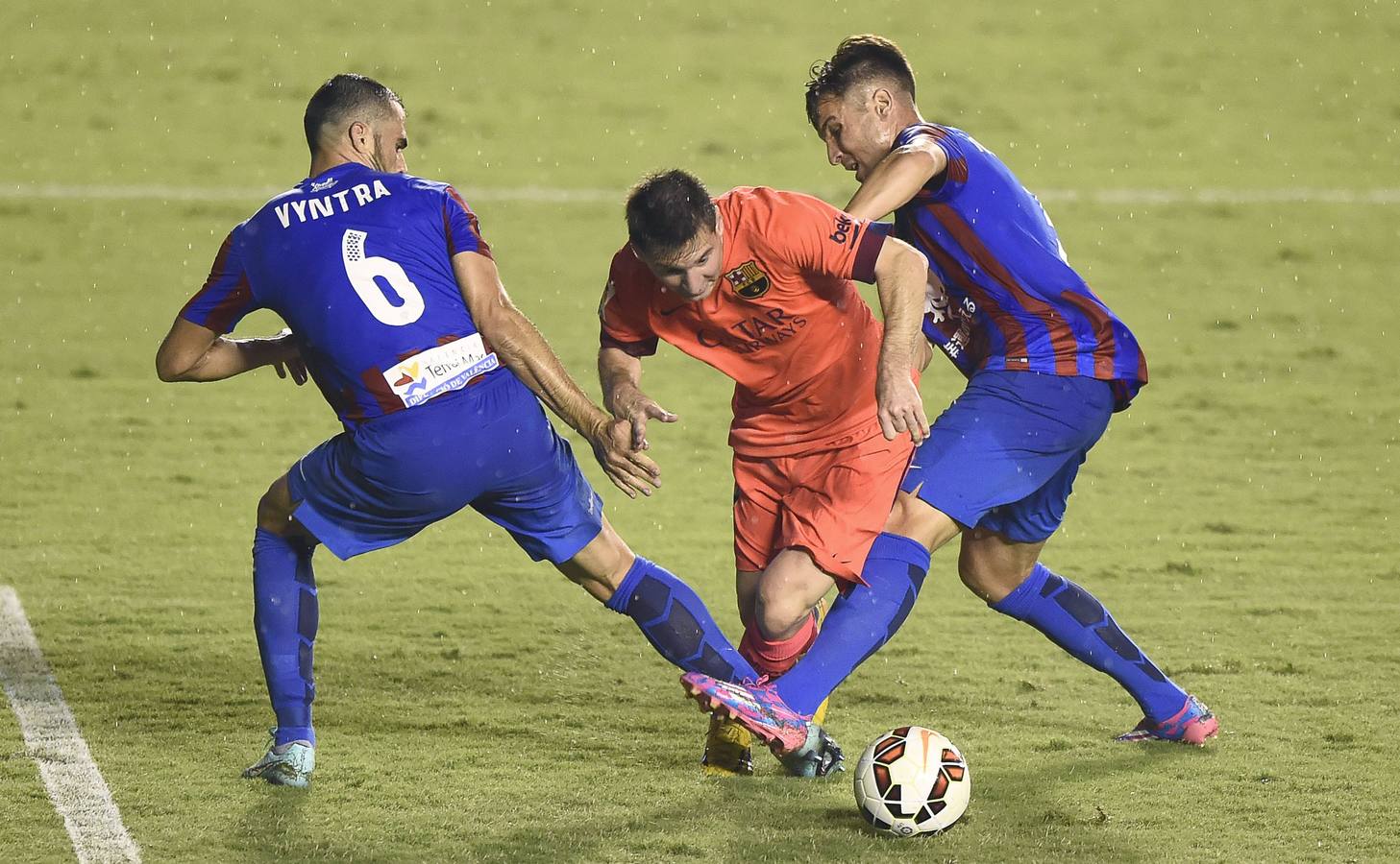 El líder Barcelona golea 5-0 en visita al Levante con un gran Messi