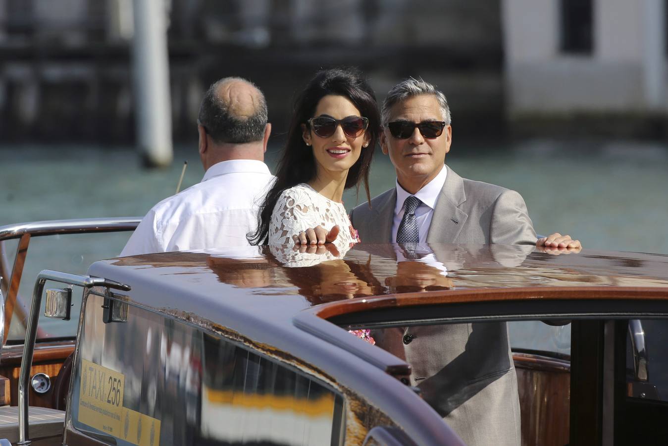 Clooney y Alamuddin almuerzan en familia tras su boda