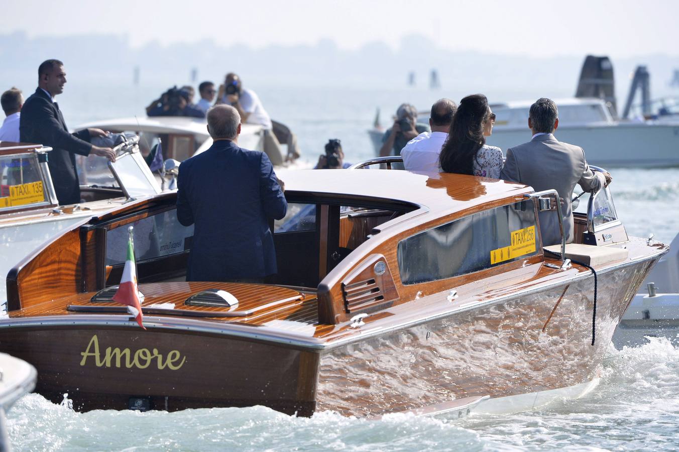 Clooney y Alamuddin almuerzan en familia tras su boda