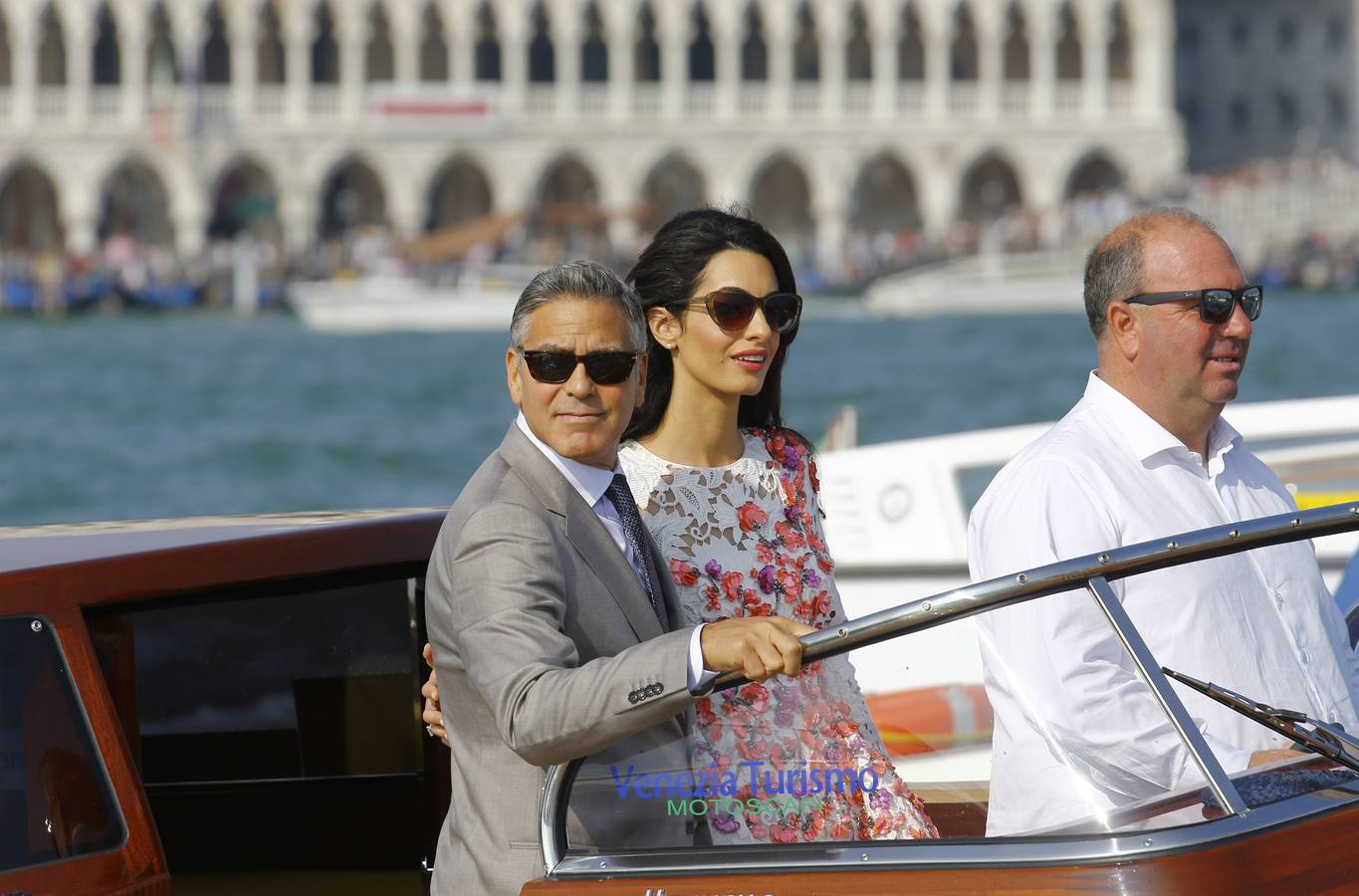 Clooney y Alamuddin almuerzan en familia tras su boda