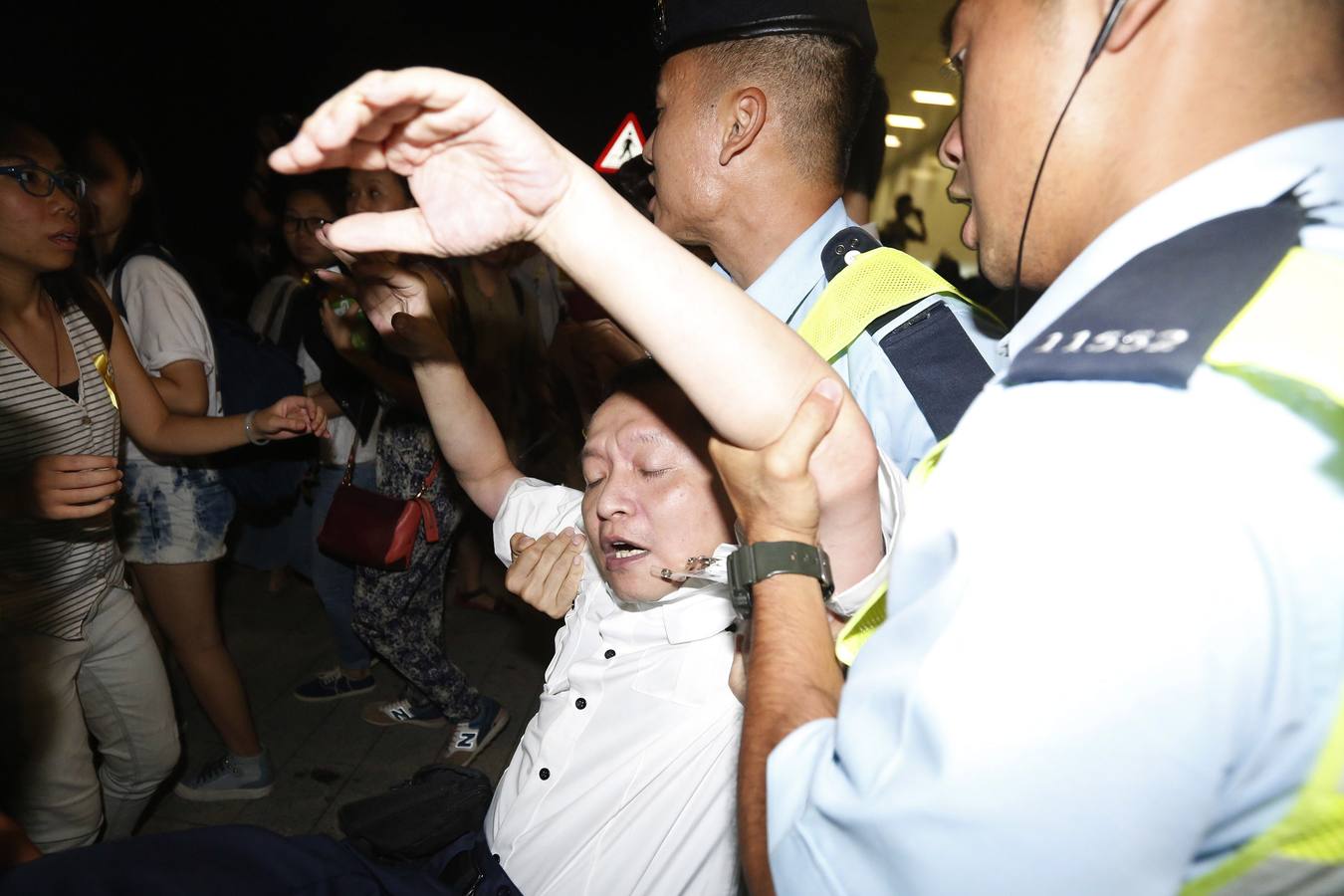 Gas lacrimógeno para frenar a los manifestantes en las calles de Hong Kong