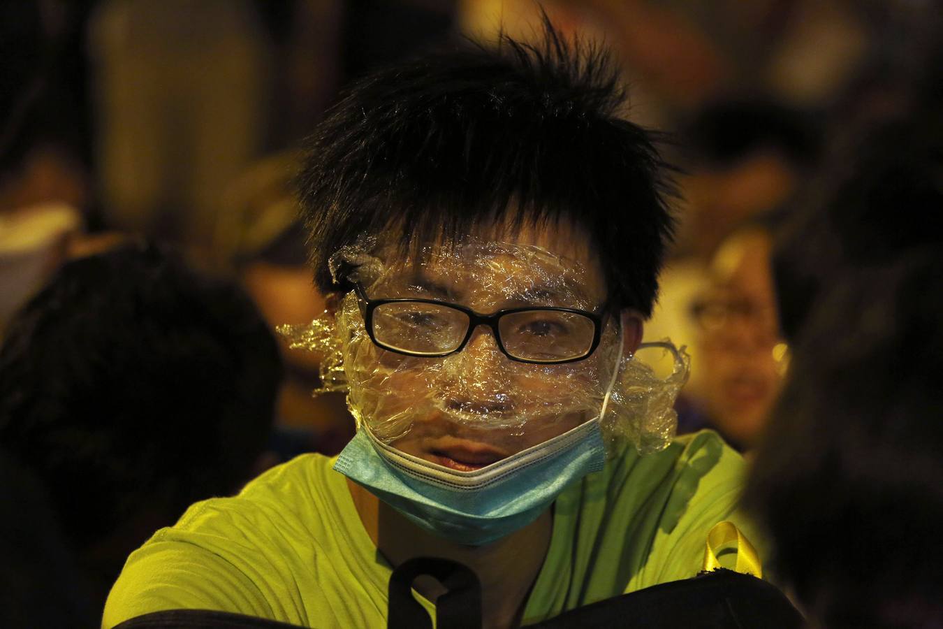 Gas lacrimógeno para frenar a los manifestantes en las calles de Hong Kong