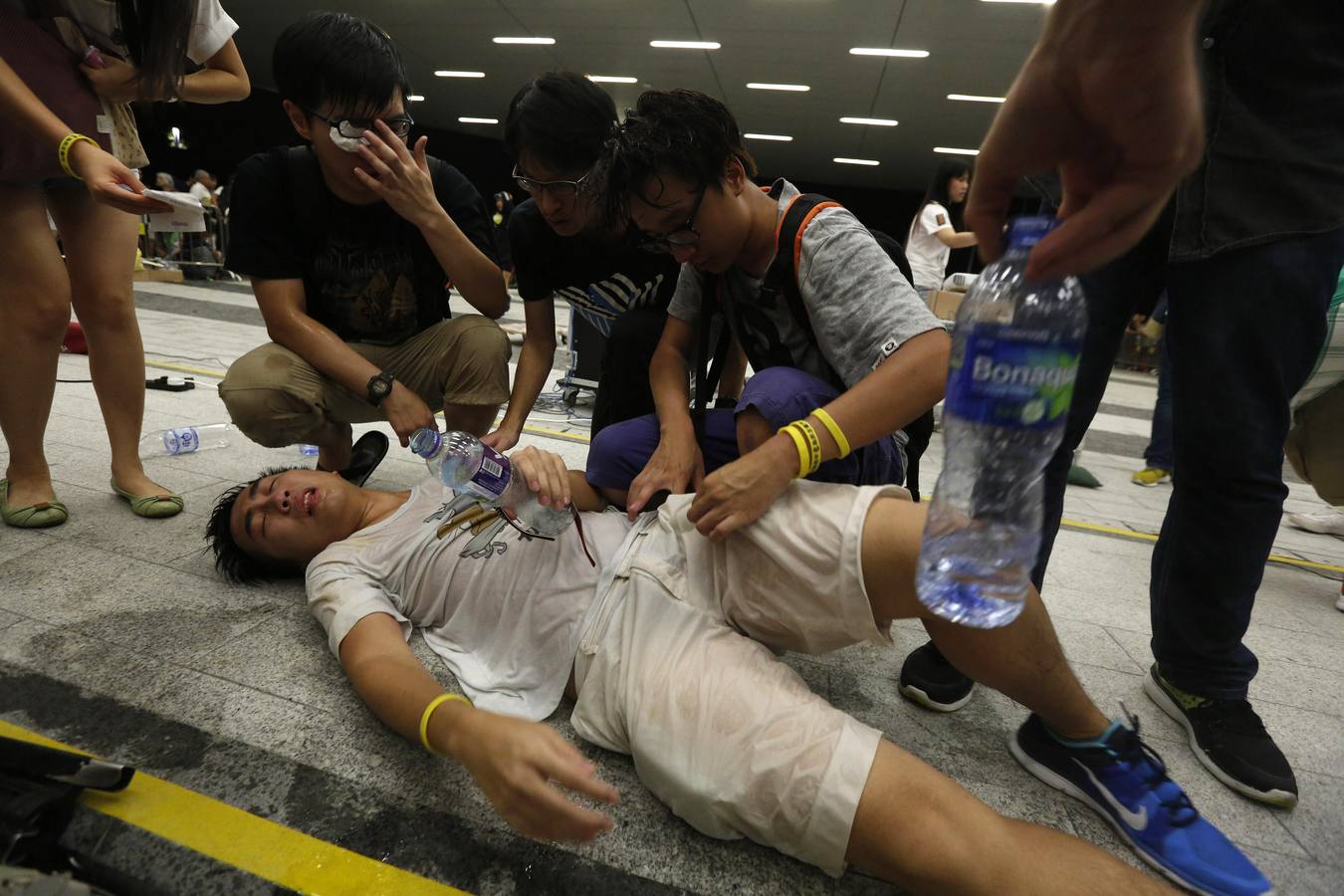 Gas lacrimógeno para frenar a los manifestantes en las calles de Hong Kong