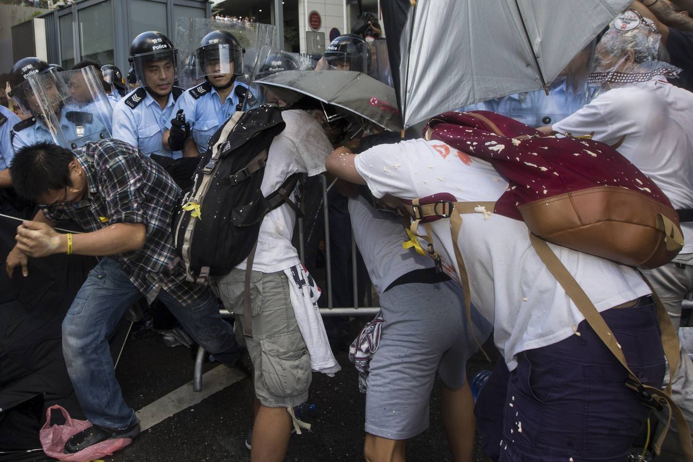 Gas lacrimógeno para frenar a los manifestantes en las calles de Hong Kong