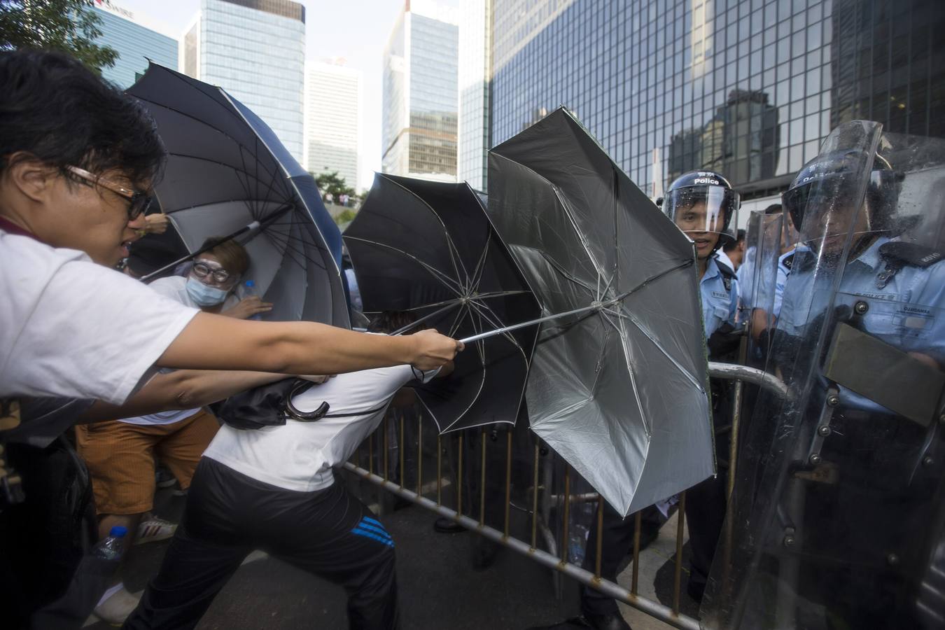 Gas lacrimógeno para frenar a los manifestantes en las calles de Hong Kong