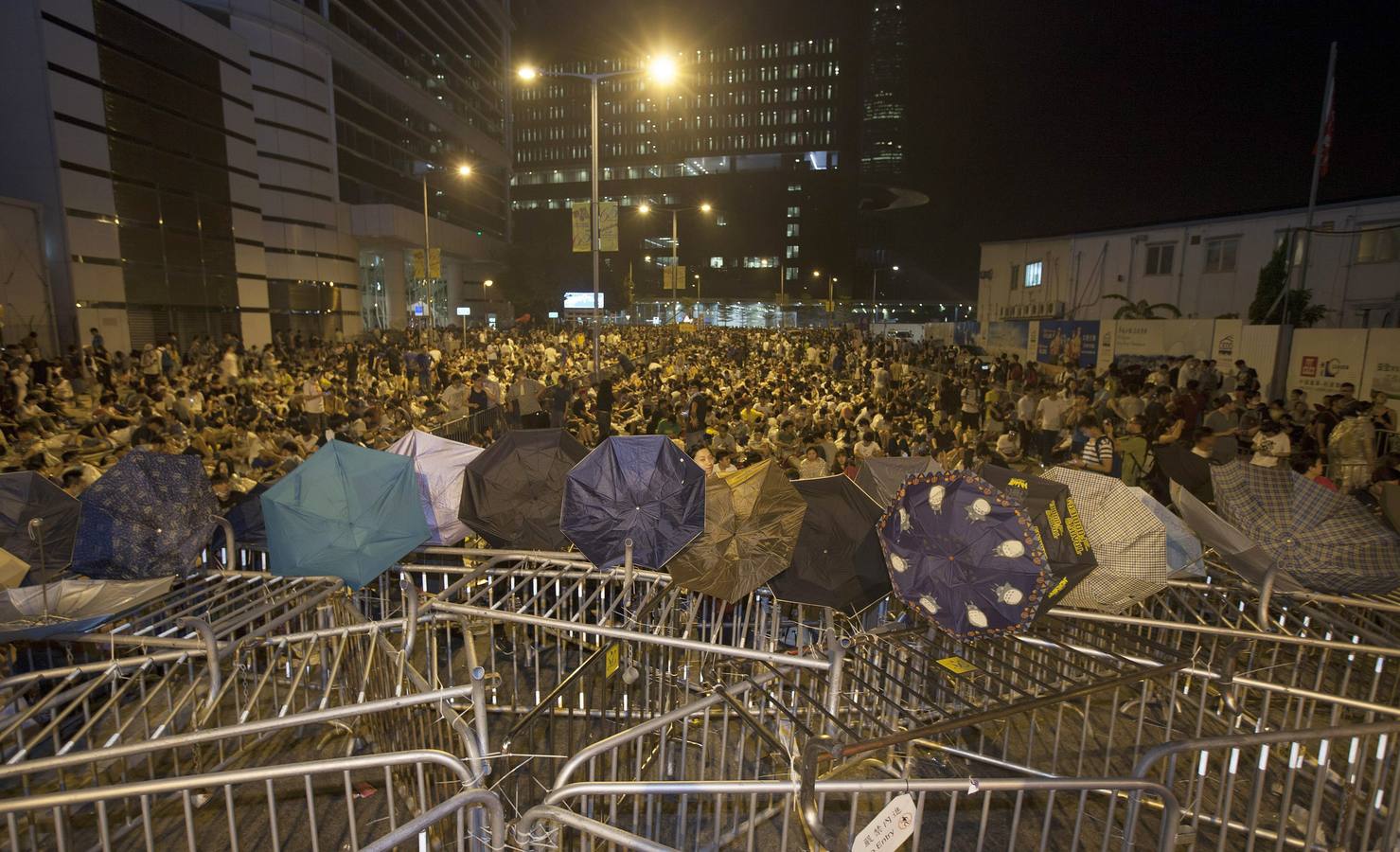 Gas lacrimógeno para frenar a los manifestantes en las calles de Hong Kong