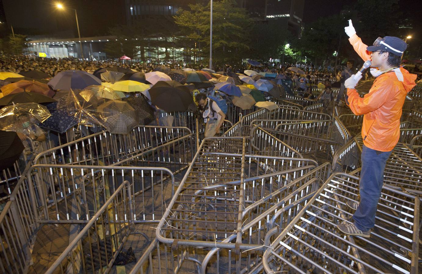 Gas lacrimógeno para frenar a los manifestantes en las calles de Hong Kong