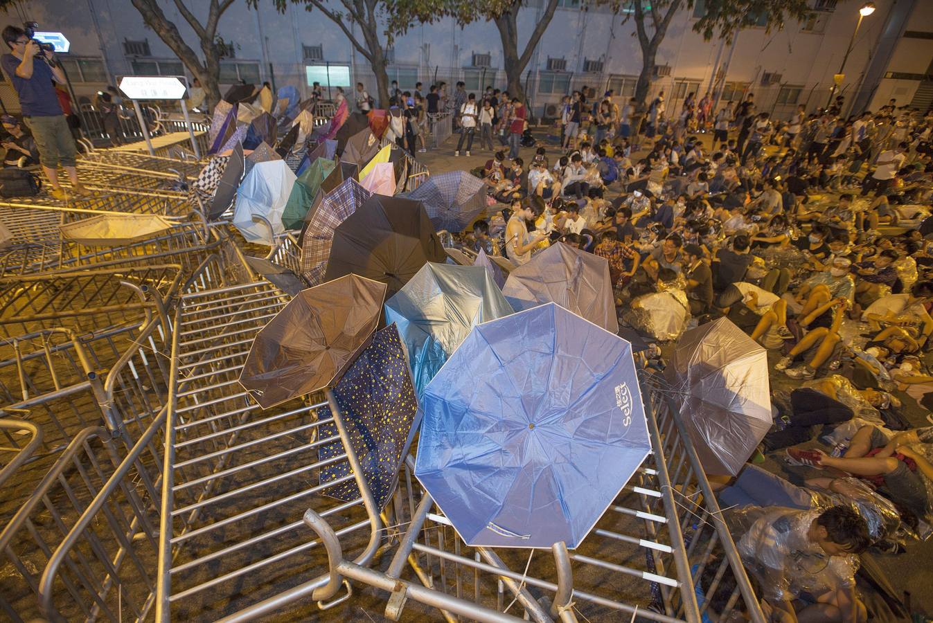 Gas lacrimógeno para frenar a los manifestantes en las calles de Hong Kong