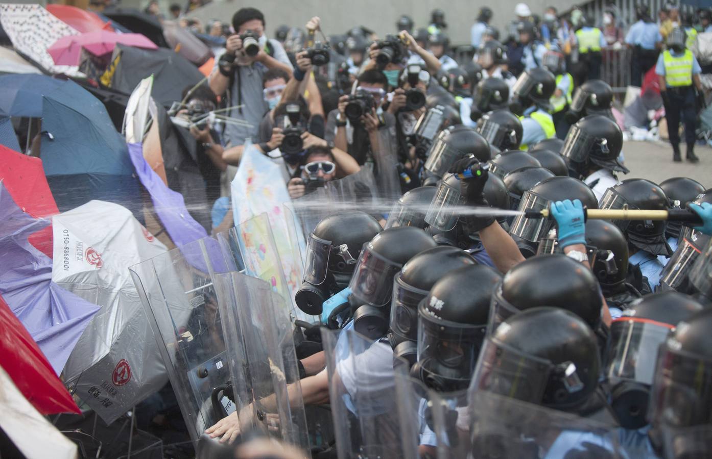 Gas lacrimógeno para frenar a los manifestantes en las calles de Hong Kong