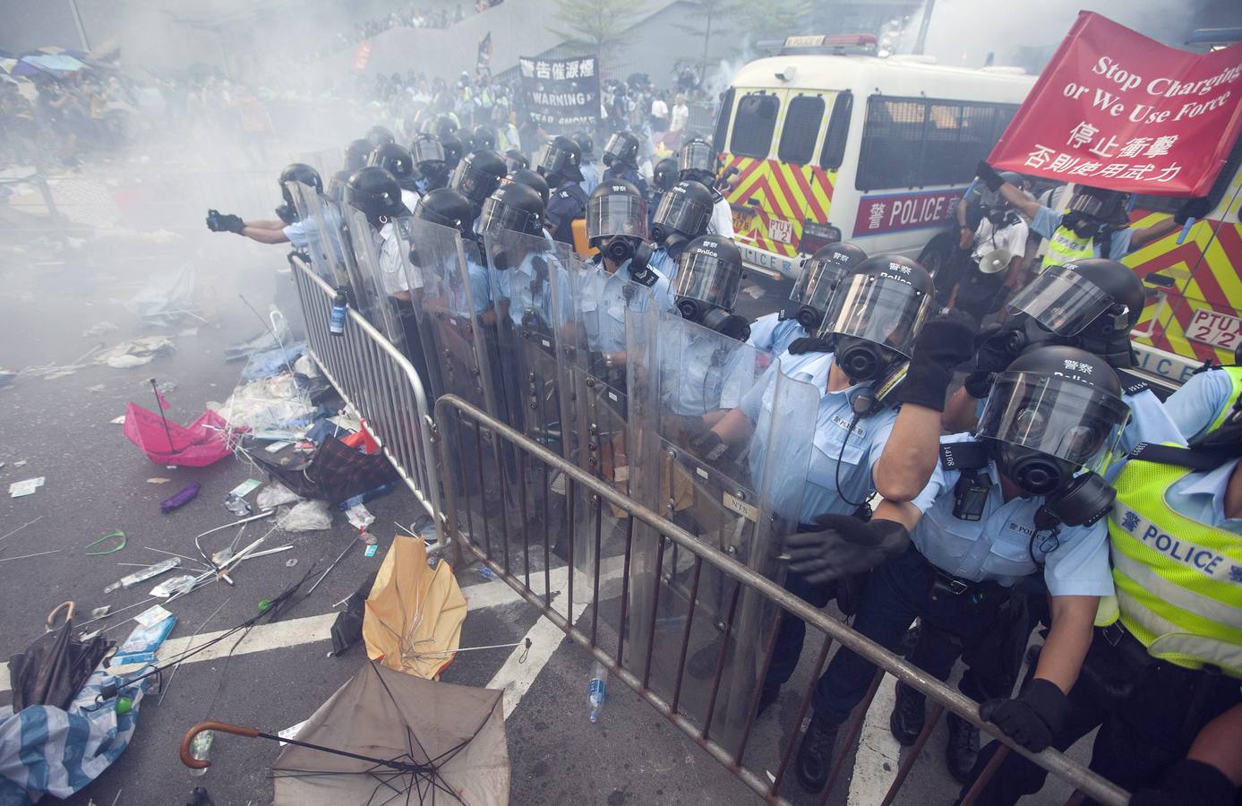 Gas lacrimógeno para frenar a los manifestantes en las calles de Hong Kong