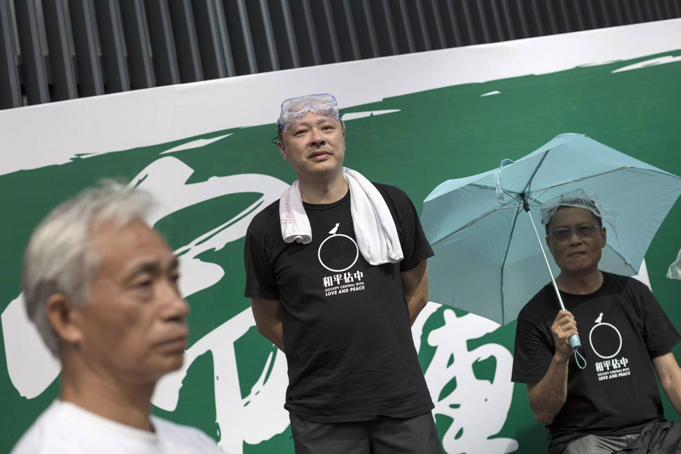 Gas lacrimógeno para frenar a los manifestantes en las calles de Hong Kong